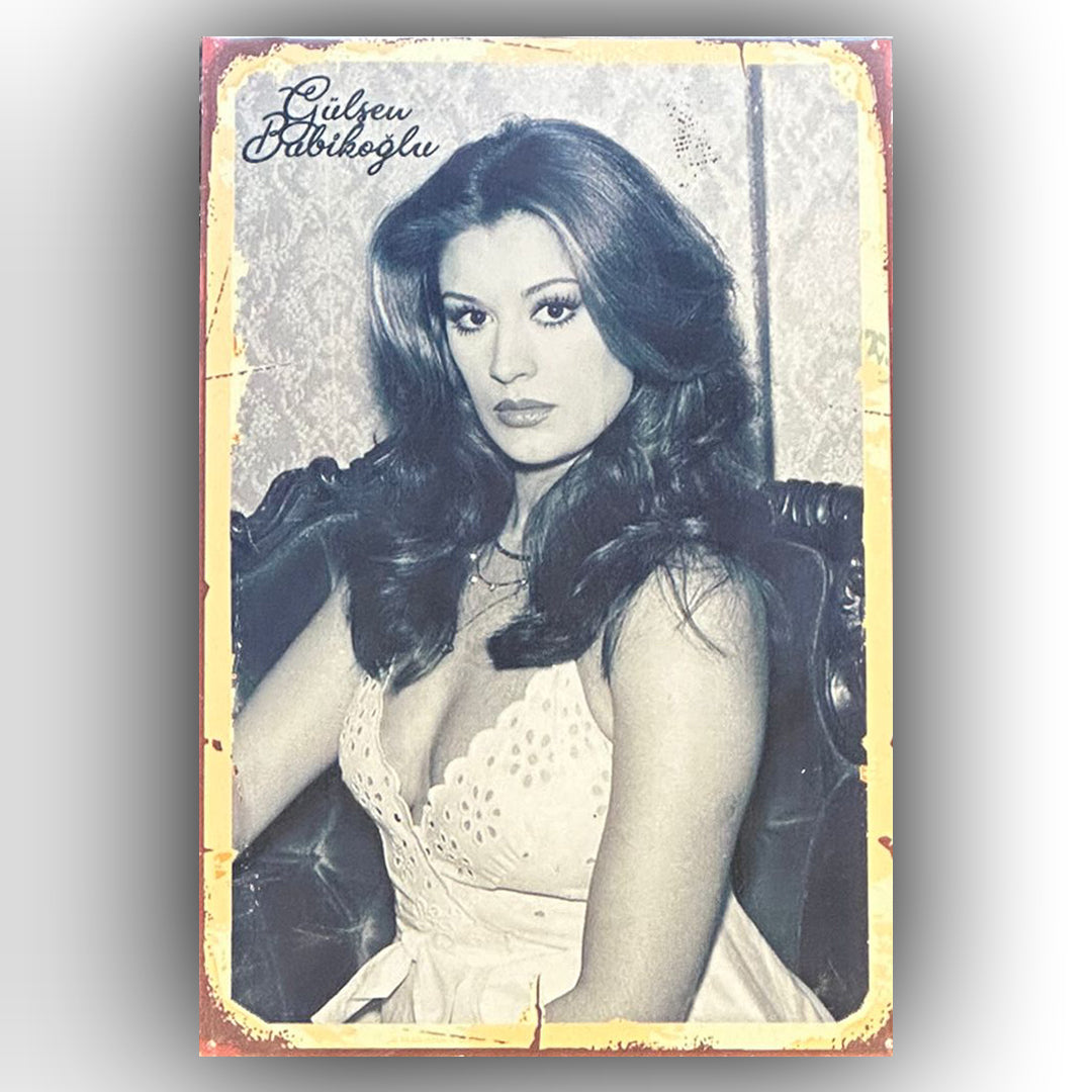 Gülsen Bubikoğlu Siyah Retro Ahsap Posteri